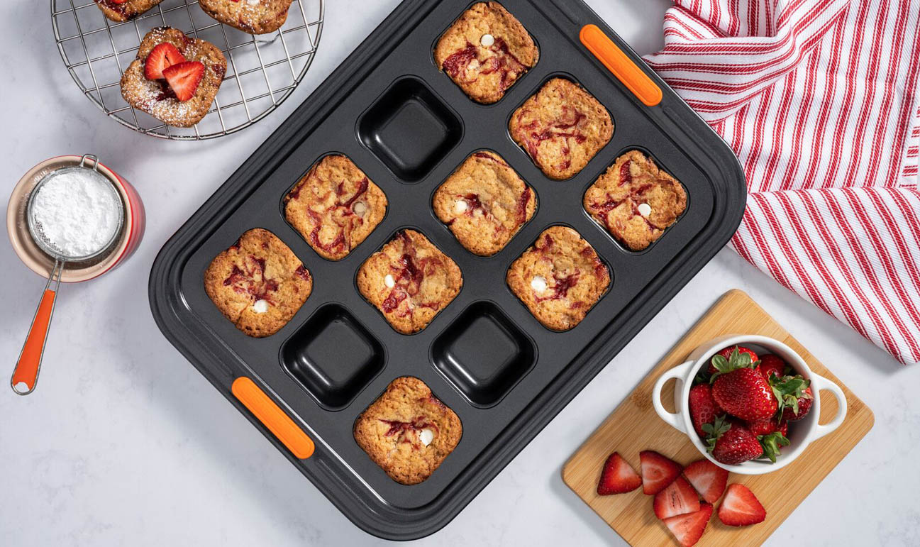 Le Creuset 12 Cup Brownie Tray