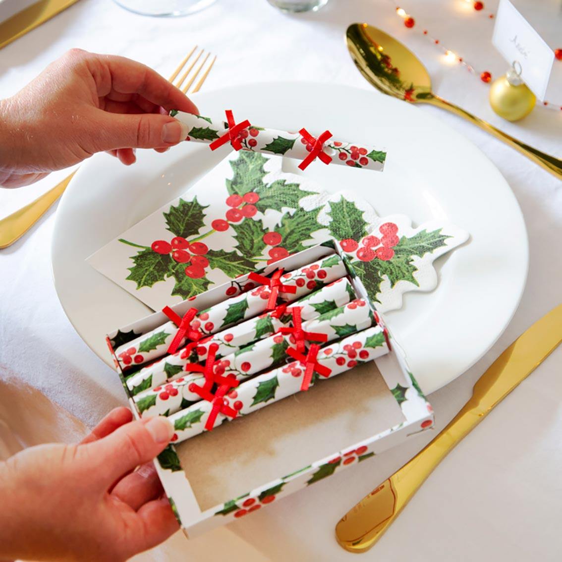 Talking Tables Botanical Holly Saucer Crackers, 8Pk